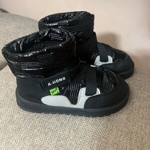 A-Hong Slip-On Snow/Ski Boots. Kids size 2.5 (fits like a size 1)
